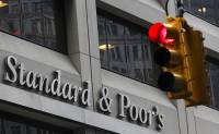 S&P опустило рейтинг России до «мусорного». Страну ждет распродажа активов