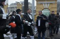 Театр уличной сатиры устроил под Администрацией Президента антикоррупционный перформанс