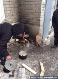 Дебальцево уже который день без света и тепла. Люди выживают как могут