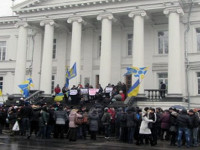 Полтавский горсовет не захотел признавать Россию агрессором. Сотни горожан вышли с протестом