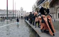 В Венеции знаменитый карнавал проходит в условиях наводнения