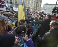 «Весь мир сегодня с Украиной, Россия — в изоляции». В Мюнхене Порошенко выступил на митинге в поддержку Украины