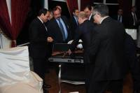 Приехав в Египет, Путин как бы в подарок вывалил на всеобщее обозрение автомат Калашникова