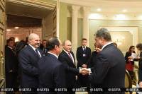 Порошенко и Путин пожали друг другу руки