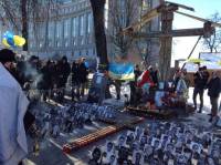 В центре Киева проходит траурный молебен памяти Героев Небесной сотни