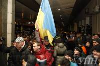 Сотни киевлян пришли на вокзал встречать героев, которые воевали под Дебальцево