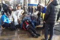 По последним данным, жертвами теракта в Харькове стали двое людей. Бомбу в них бросили из проезжающего автомобиля