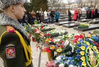 На Лычаковском кладбище в честь Героев Небесной сотни впервые на месте захоронений поднят Государственный флаг Украины