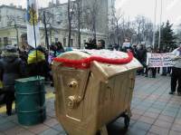 «Не вытирайте ноги о гривну»: к Нацбанку привезли золотой мусорный бак