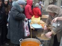 В оккупированном Луганске люди выстраиваются в очереди за бесплатной пищей