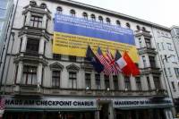 «Уймите ваши амбиции и дайте свободу Украине». В центре Берлина появился огромный плакат с призывом к Путину