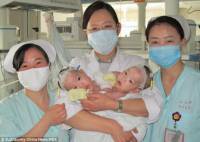 Китайские хирурги прооперировали сиамских близнецов с общей печенью
