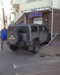 Российский «Хаммер» в центре Киева решил взять на таран украинский «Ланос». Промазал