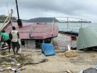 Жители Вануату вынуждены пить морскую воду после урагана. Еда тоже заканчивается