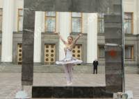 Бесплатный балет для депутатов: под окнами Рады танцует балерина