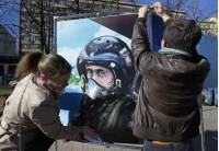 В Москве под открытым небом устроили выставку портретов Путина