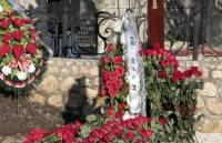 Крест без таблички и венки без надписей. В Сети появились фото предполагаемой могилы сына Януковича