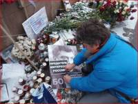 В Москве неизвестные осквернили место гибели Немцова