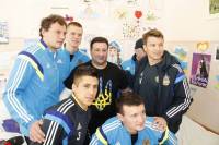 Футболисты сборной Украины проведали раненых украинских военных