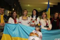 Сборную Украины в Испании встречали в вышиванках, с флагами и караваем