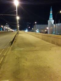 Ночью место убийства Немцова «зачистили» от цветов, лампадок и портретов