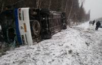 В России порыв сильного ветра перевернул пассажирский автобус