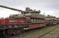 На Донетчину зашел эшелон с военной техникой и горючим, а также 20 платформ с гусеничной военной техникой