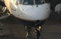 Молния пробила дыру в самолете, который летел из Рейкьявика в США