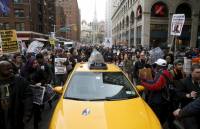 Сотни нью-йоркцев устроили пикет в центре города, протестуя против полицейского беспредела