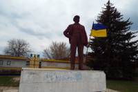 На Луганщине очередной Ленин «не выдержал «надругательства» национальной символикой Украины»