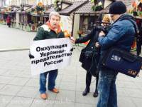 В Москве люди вышли на улицу с плакатами в поддержку Украины