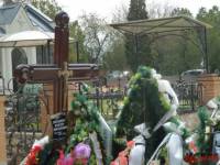 На могиле сына Януковича появилась табличка