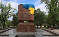 В Харькове «Вечный огонь» раскрасили в сине-желтые цвета