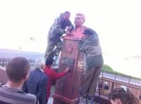 В Липецке женщина в балахоне облила краской еще не открытый памятник Сталину
