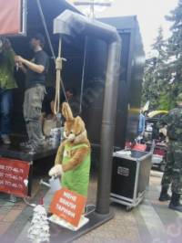 Кролик, эшафот и бочка с «порохом». В Сети появились фото с митинга у стен парламента