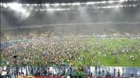 Их радости нет предела. Сотни фанатов «Днепра» высыпали на газон «Олимпийского» сразу после финального свистка