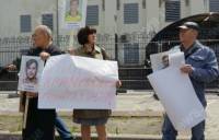 Под посольством РФ в Киеве переселенцы из Крыма требовали освободить политзаключенных