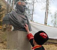 Под Петербургом установили памятник Путину в образе римского императора