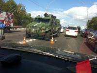 Посреди проспекта Победы в Киеве броневик протаранил две машины