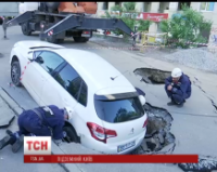 В Голосеевском районе столицы автомобиль провалился под асфальт