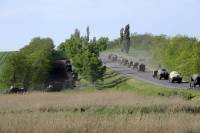 Армия, которой нет, длинной колонной приближается к границе с Украиной