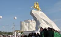 В Ашхабаде установили первую статую президента Бердымухамедова. На коне и в позолоте