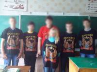«Россия – весь мир наш». Школьники Донбасса получили специфическую «гуманитарку» из РФ