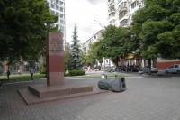 В Киеве повалили памятник очередному видному советскому деятелю