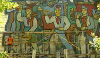 В Киеве со стены одной из школ начали соскребывать советскую мозаику