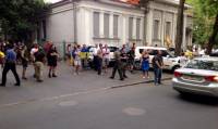 Харьковские активисты забросали зеленкой и яйцами консульство России