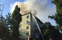 Мощный пожар в Киеве уничтожил крышу пятиэтажного жилого дома