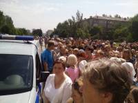 Стихийный митинг проходит в Донецке. Представители ДНР, похоже, не знают, что делать