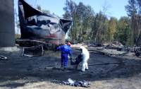 При перекачке нефтепродуктов со сгоревшей под Киевом базы прорвало трубопровод