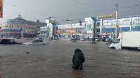 Настоящая стихия обрушилась на Москву и Курск. Люди купаются прямо на улице
